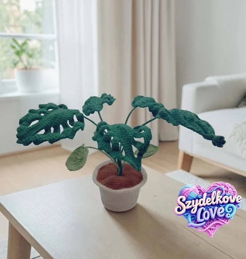 Szydełkowana roślina Monstera w doniczce na drewnianym stole
